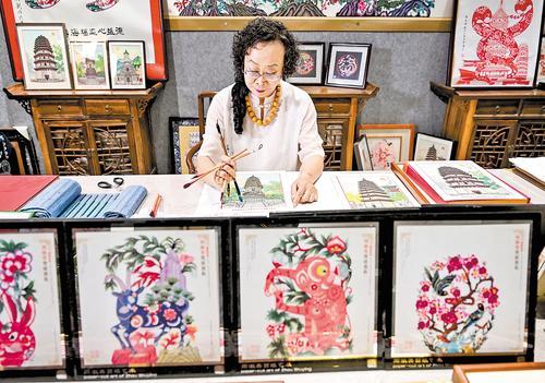 9月24日,周淑英在创作正定古塔系列作品。本报记者 耿辉摄