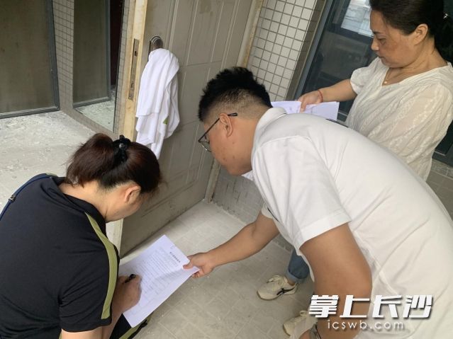 工作人员上门签订拆除协议。