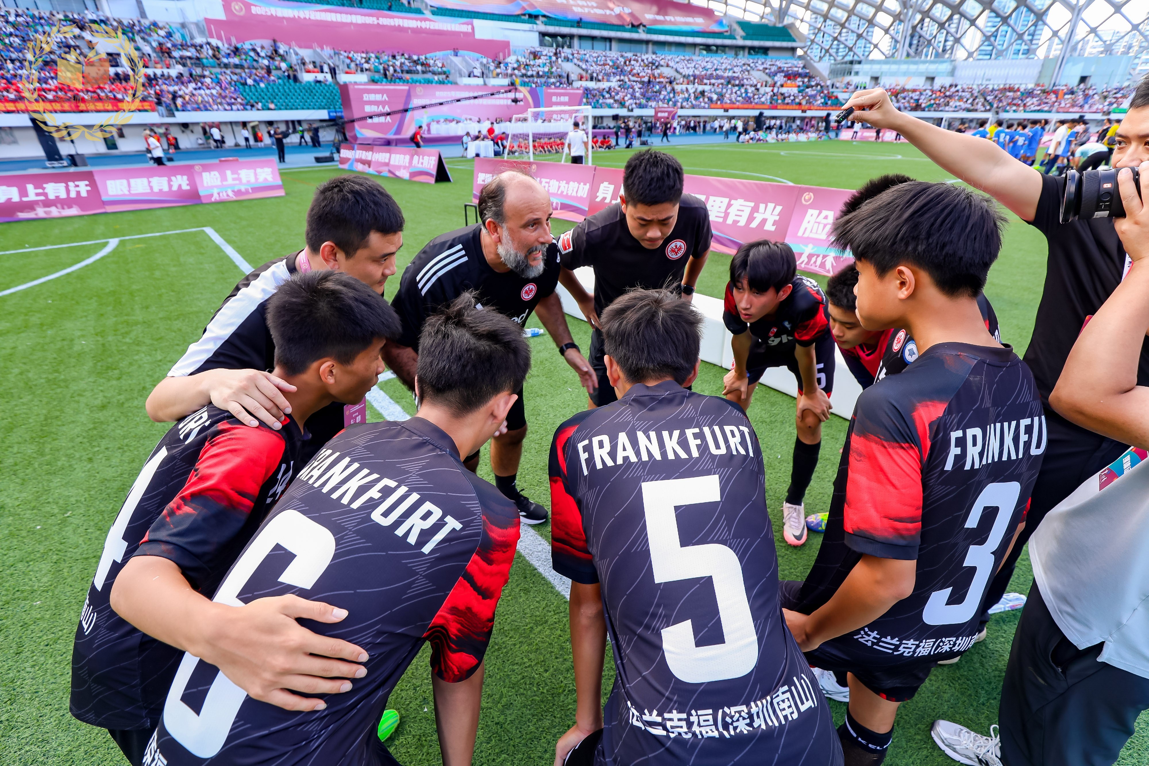 决战绿茵茵圳“班赛”少年上演激情对决（2025年深圳市中小学足球班级联赛总决赛  暨新赛季启动仪式圆满举行）
