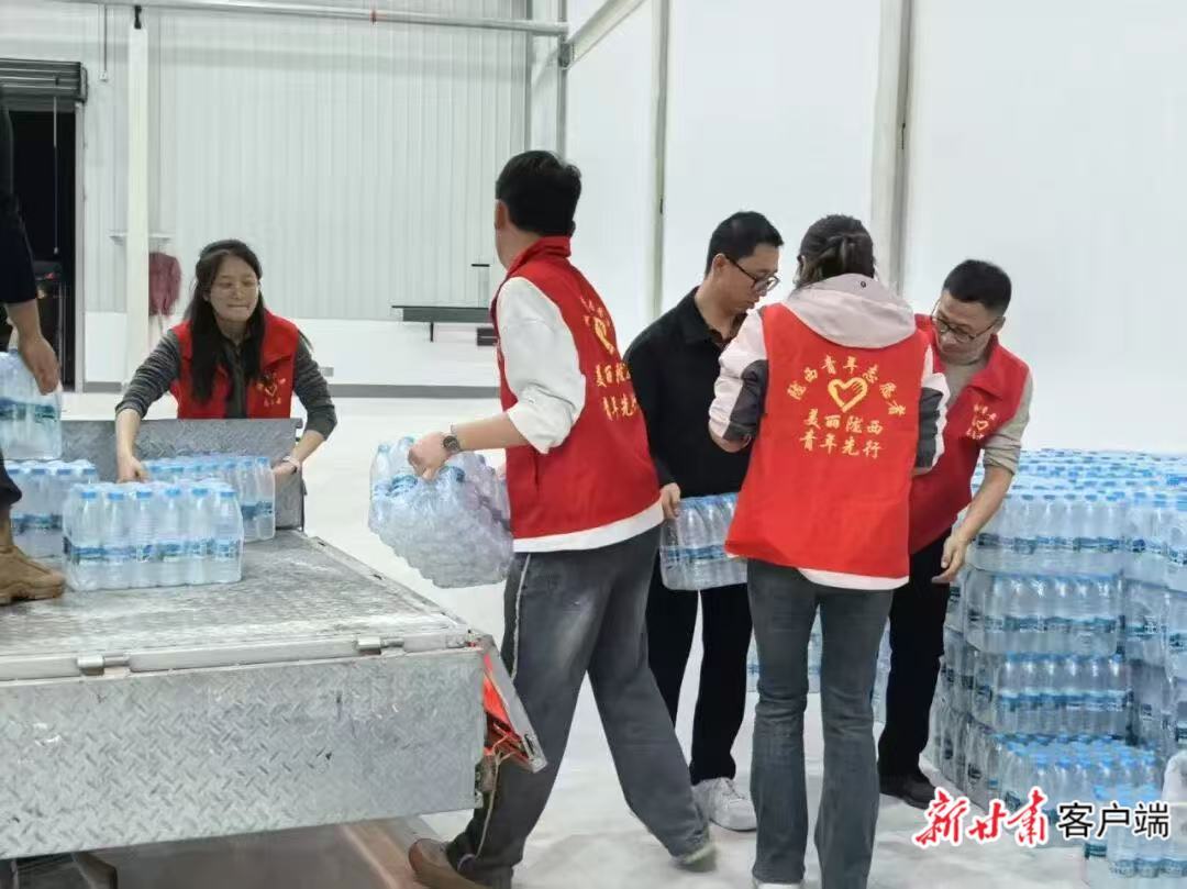 志愿者搬运物资 图片由定西市文明实践办提供