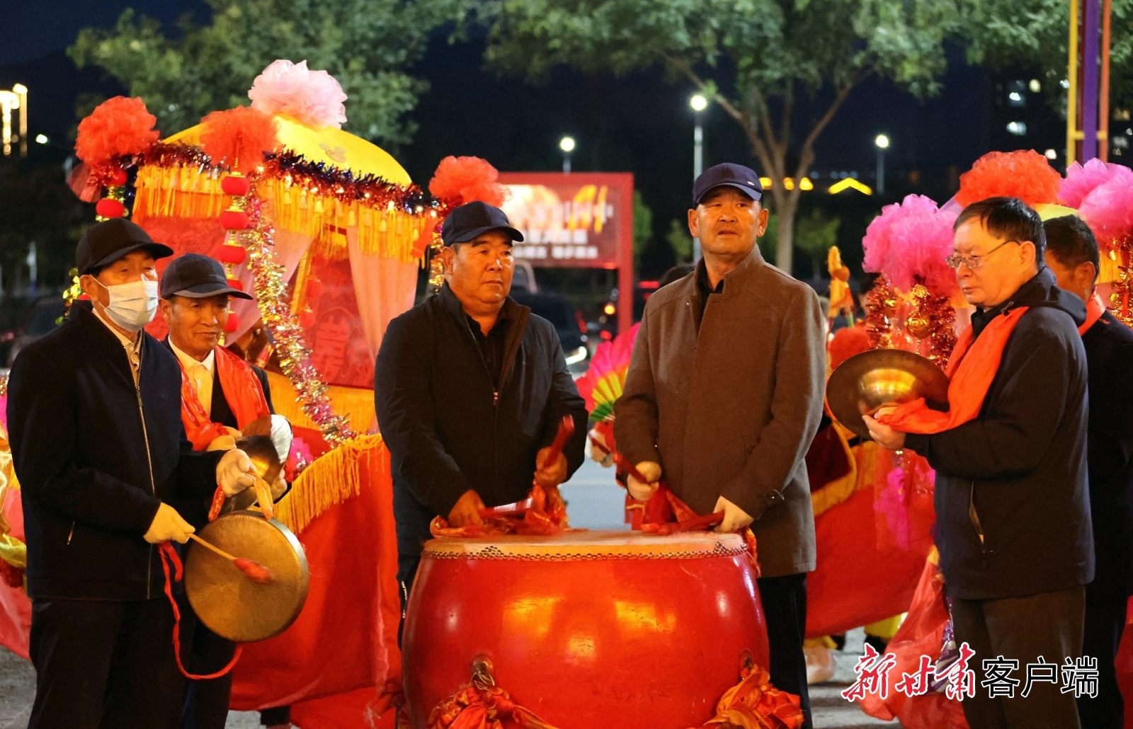 活动现场，演员们敲响了锣鼓，摇起了花轿。