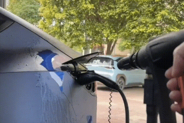 用简单的信号就能打开特斯拉充电盖,特斯拉车主们害怕吗?