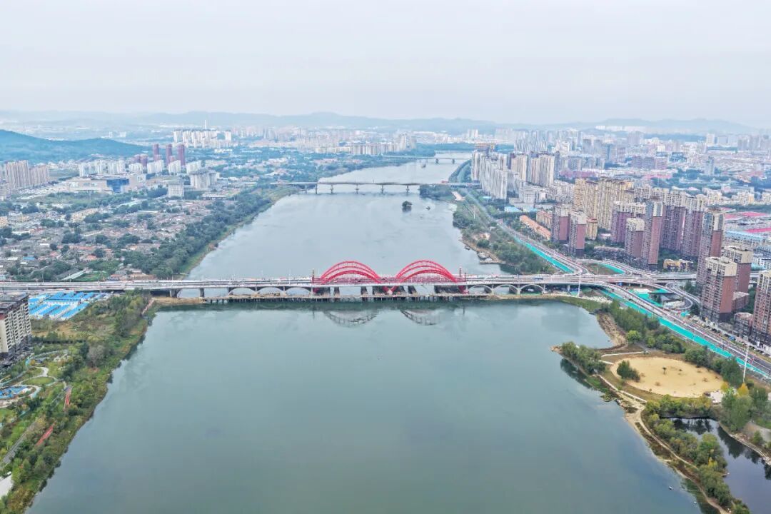 红旗大桥成为松花江上一道靓丽的风景。