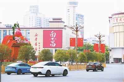 道路兩旁都掛起國旗