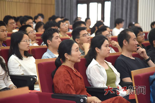 观众认真聆听。