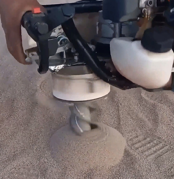 手持中空挖坑机钻头下探