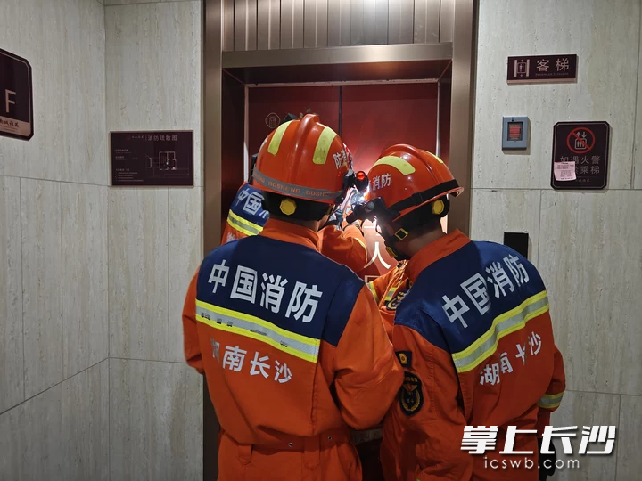 一男子被困故障电梯，消防员正在营救。 长沙晚报通讯员 罗子郡 摄