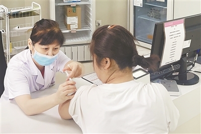 市民在省妇幼保健院接种国产九价HPV疫苗