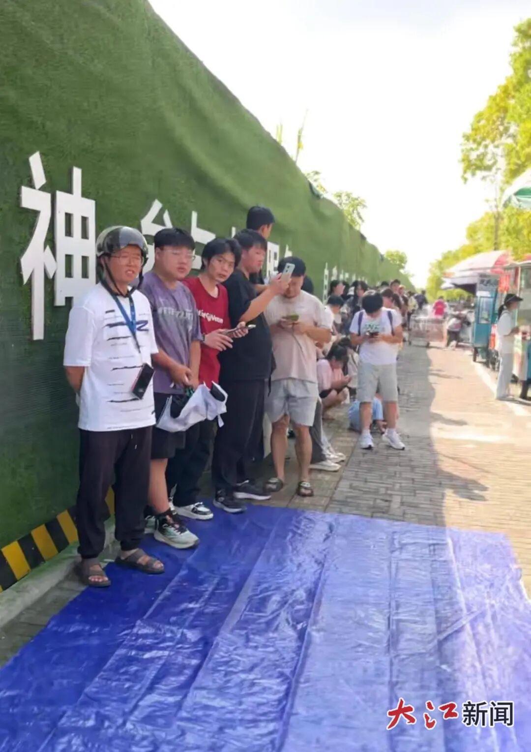 顾客在排队等待“鸡排哥”出摊。 (图片来源网络)