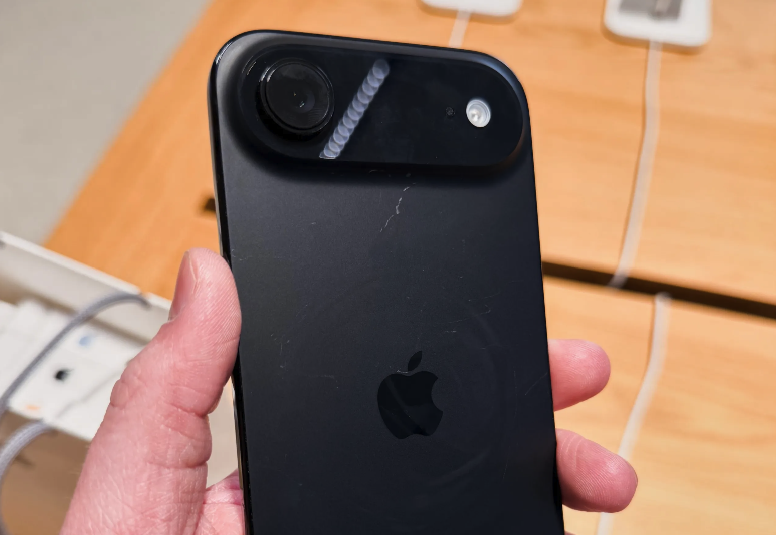 iPhone 17背面印记