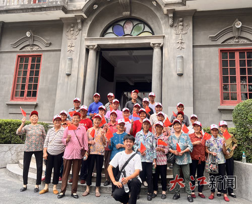 吴佳欣和老人们在南昌八一起义纪念馆前合影（受访者供图）