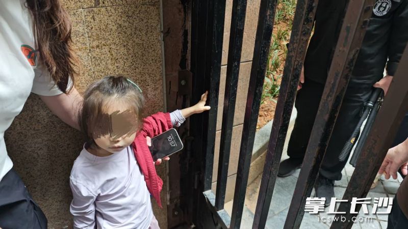 女童手被卡，消防员成功营救。 长沙晚报通讯员 刘迎 摄