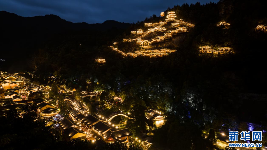 夜幕降临,望仙谷景区在灯光的映照下,摇身化作现实中的“仙侠世界”。新华网发