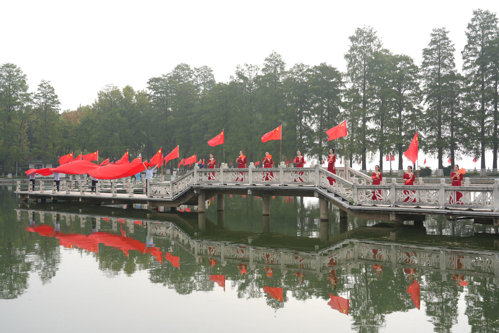 升旗游园歌盛世！这个国庆 东湖听涛这样为祖国庆生……