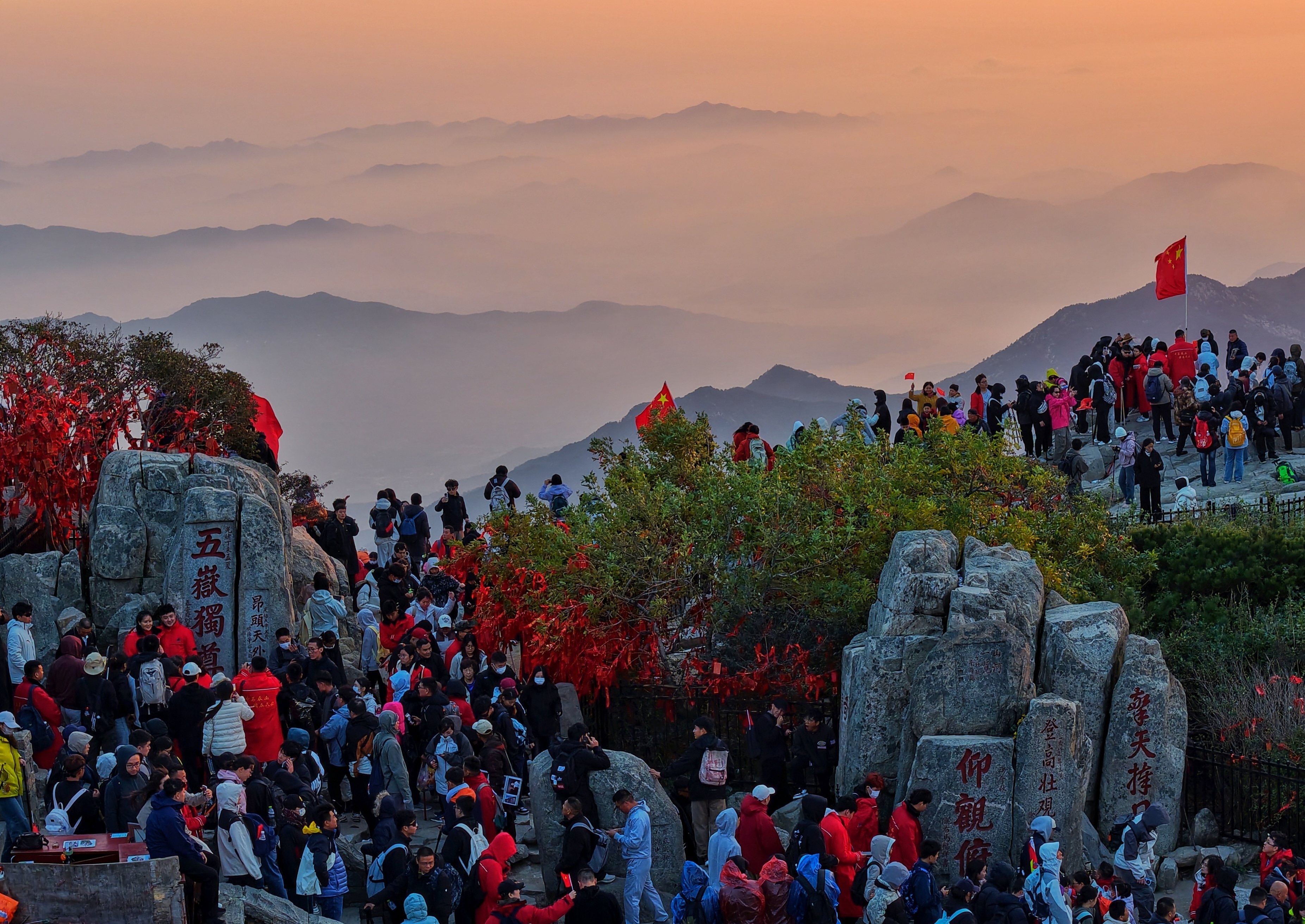 泰山之巅气象万千 游客祝福祖国繁荣昌盛、国泰民安