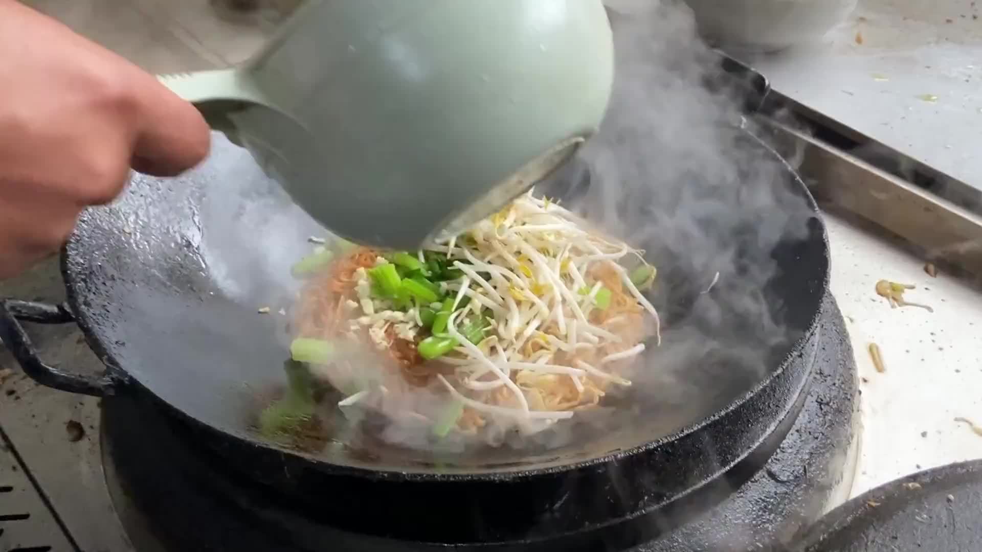 藏在村庄里的高手，河南老板炒面20年，出锅之后太香了