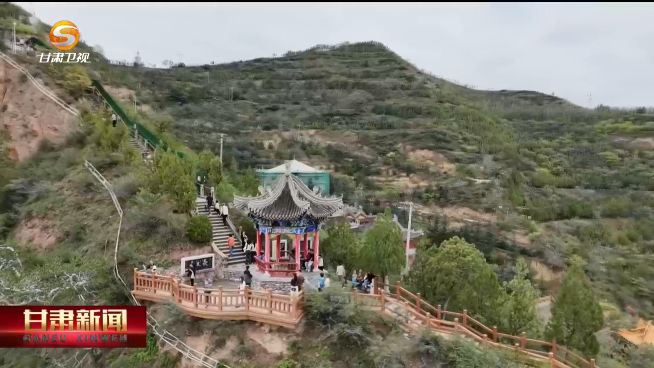 热气球飞“阅”鸣沙山 如意甘肃狠狠圈粉游客