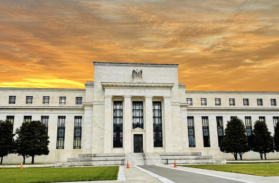 美联储“三把手”决议后首次露面！威廉姆斯：近期降息旨在提振就业