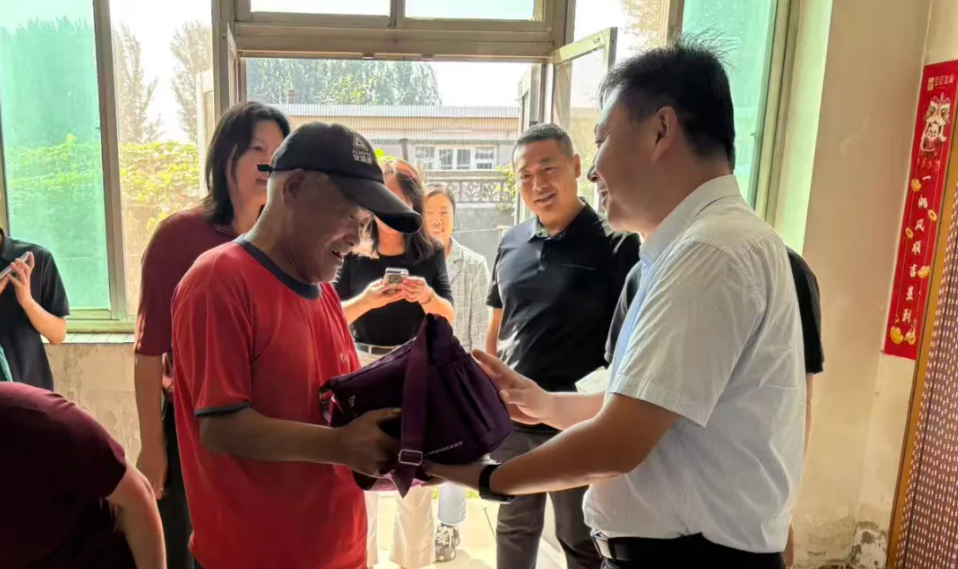 秦皇岛市计生协与中国人寿联合开展中秋国庆计生特殊家庭慰问活动