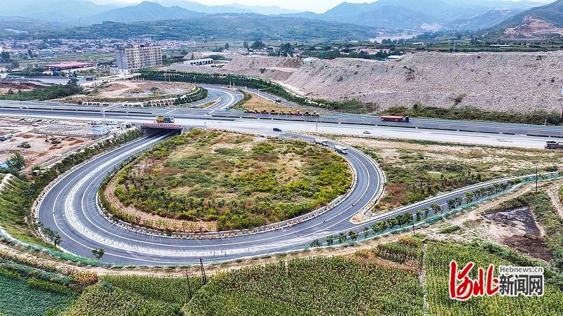 10月1日，无人机航拍石太高速改扩建项目四分部秀林互通。