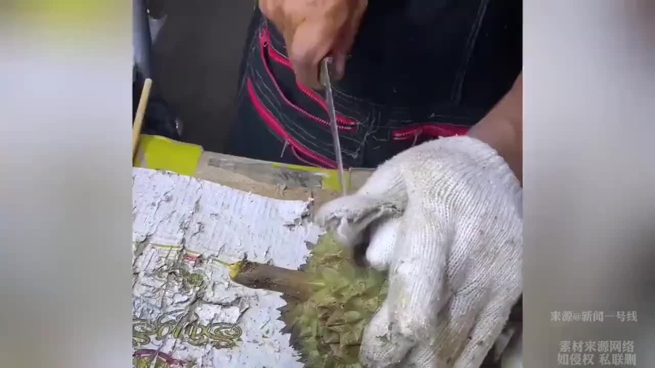 男子在泰国100块买榴莲，本以为被坑了，结果越看越不对劲