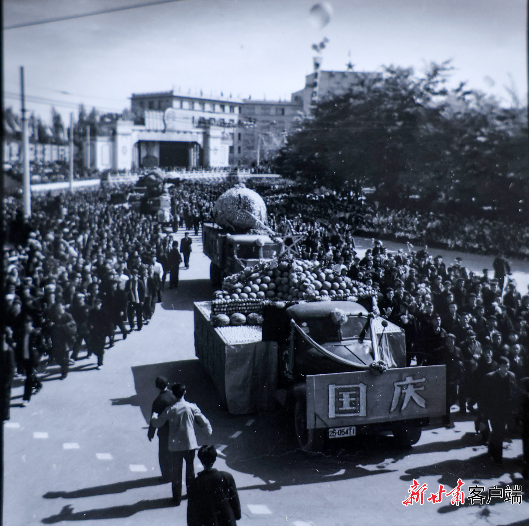 1965年10月1日，兰州市郊区农民用各种农产品装扮的彩车。《甘肃日报》资料图