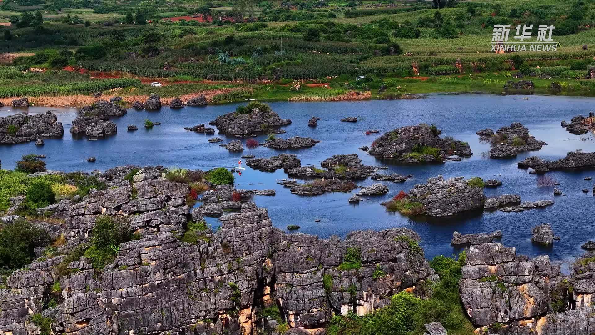 云南石林喀斯特：水映石峰入画来