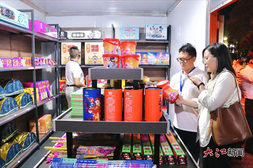 参观烟花小屋（周莹 摄）