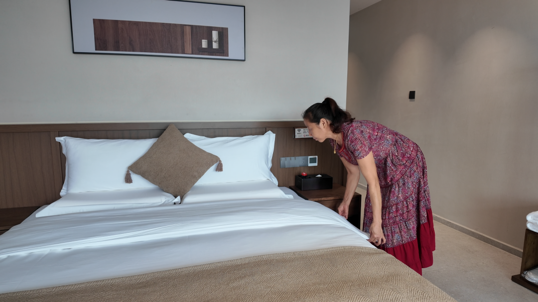 秀峰脚下一家民宿里 店家正在整理房间为国庆做准备