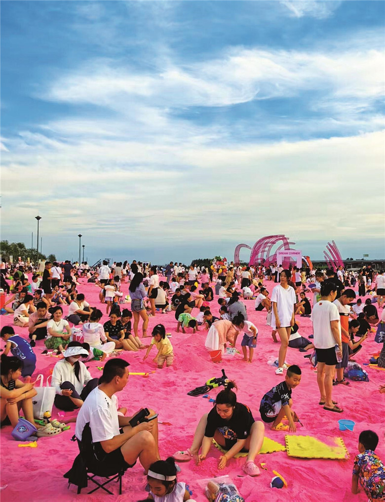 7月26日,长春肆季南河岸线公园正式开放,粉色沙滩吸引年轻游客前来打卡。 傅瑶 摄