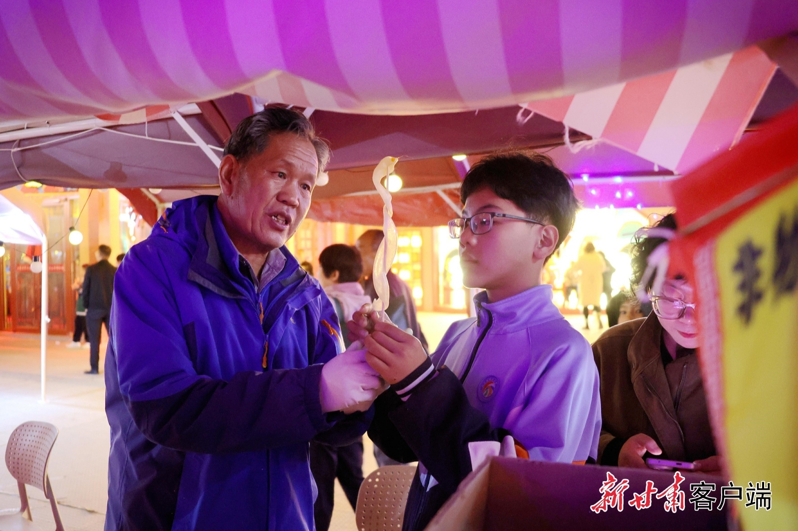 精彩的非遗展演引来了当地学生驻足观看