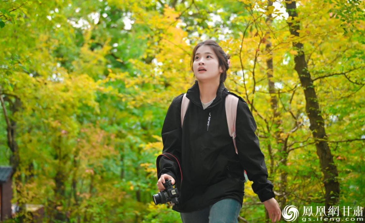 凰家体验官漫步于秋日林海中