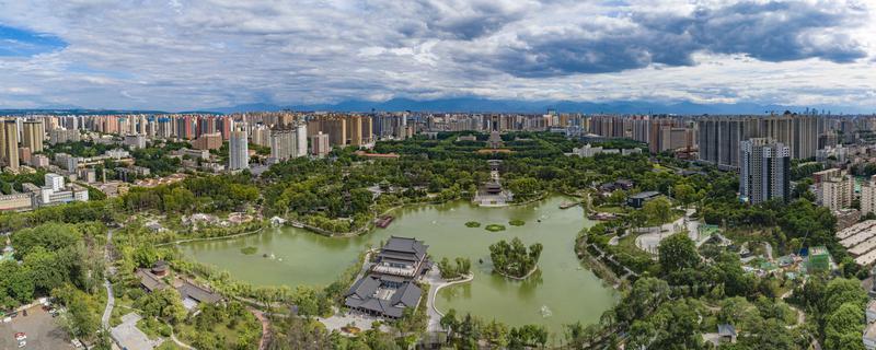 兴庆宫公园美景如画。记者 窦翊明