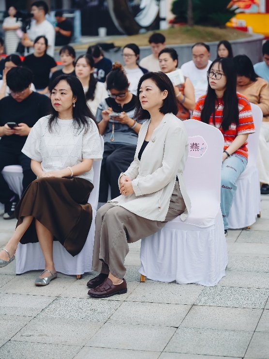 策展人洪燕（前排右）