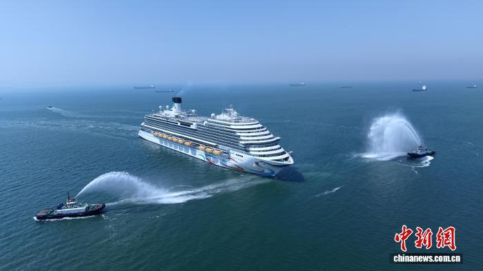 今年4月,首艘国产大型邮轮“爱达·魔都”号开启青岛航次。青岛国际邮轮港区服务管理局供图