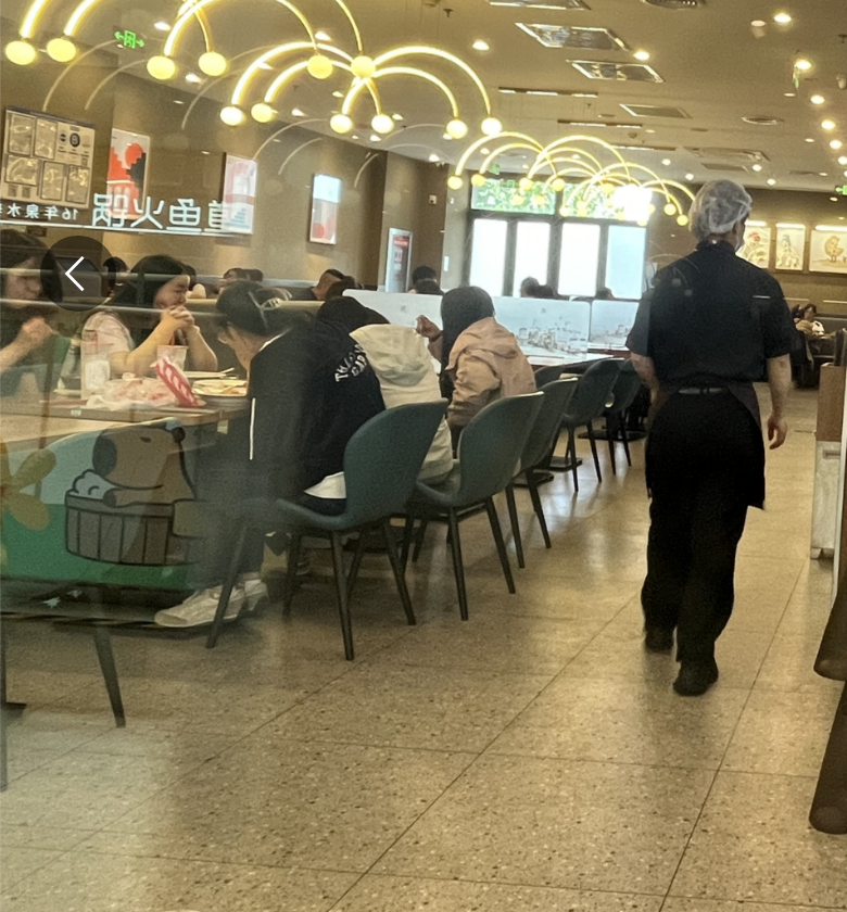 西贝附近的萨莉亚，几乎坐满 凤凰网《风暴眼》/摄