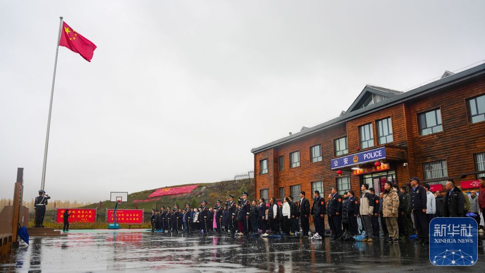 ↑ 10月1日在新疆阿勒泰边境管理支队喀纳斯边境派出所拍摄的升旗仪式。新华社发(王友波摄)