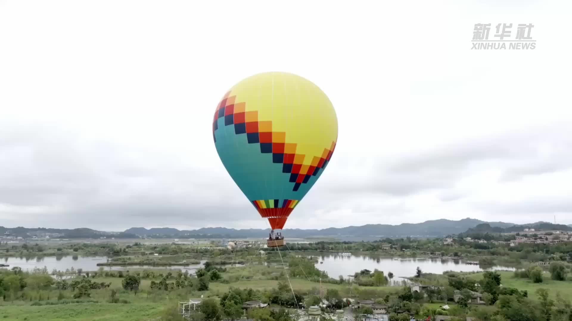 四川南充：“低空游”瞰江畔湿地美景