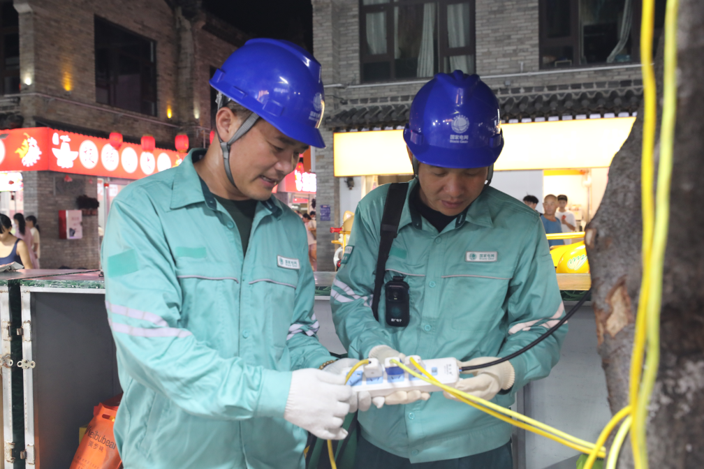 国网兰陵县供电公司工作人员对当地景区商户用电情况进行安全检查。新华社发