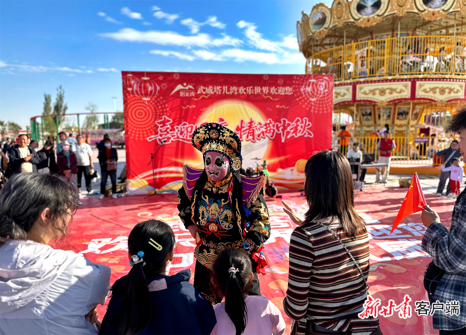 游客在景区近距离欣赏演出
