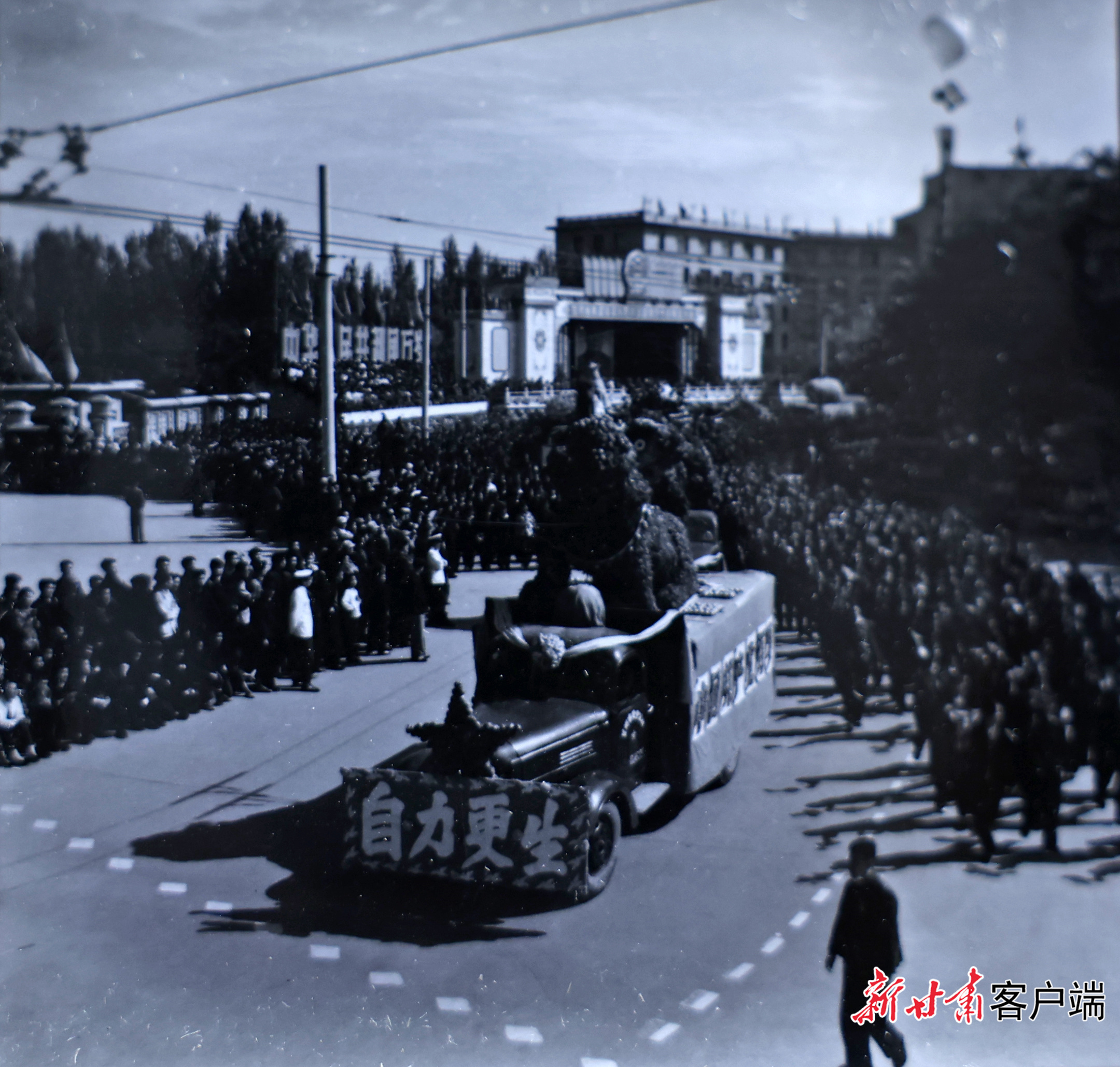 1965年10月1日，兰州市郊区农民用各种农产品装扮的彩车。《甘肃日报》资料图