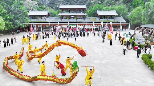 9月20日，涞水野三坡百里峡景区入口处，舞龙表演吸引游客驻足。 本报记者 寇国莹摄