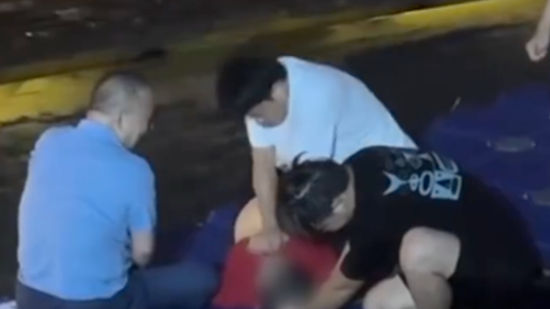 贵州铜仁一景区木筏翻覆，八旬老人落水，当地：溺水游客已恢复，正在医院救治