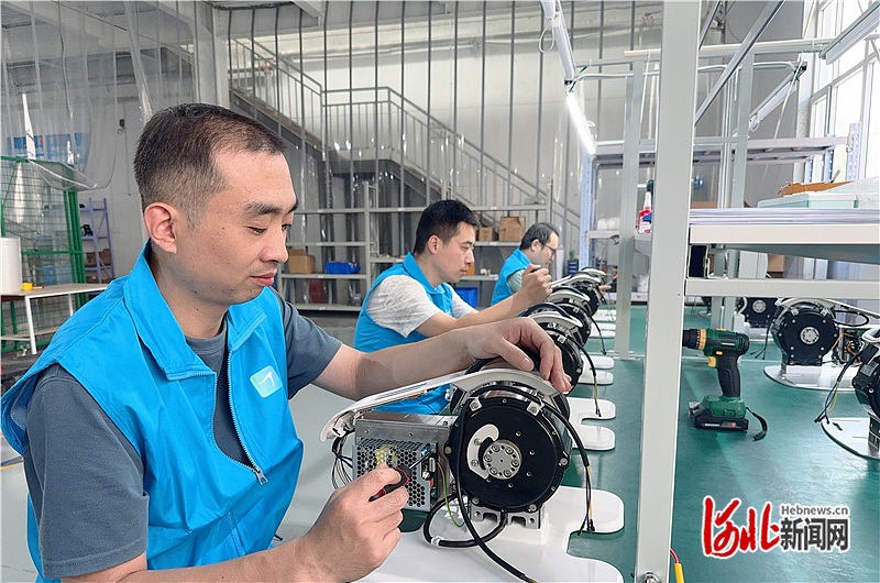 9月25日,在位于衡水市冀州区的极智医疗器械(河北)有限公司生产车间,工作人员正在组装康复机器人。 梁冬雪摄