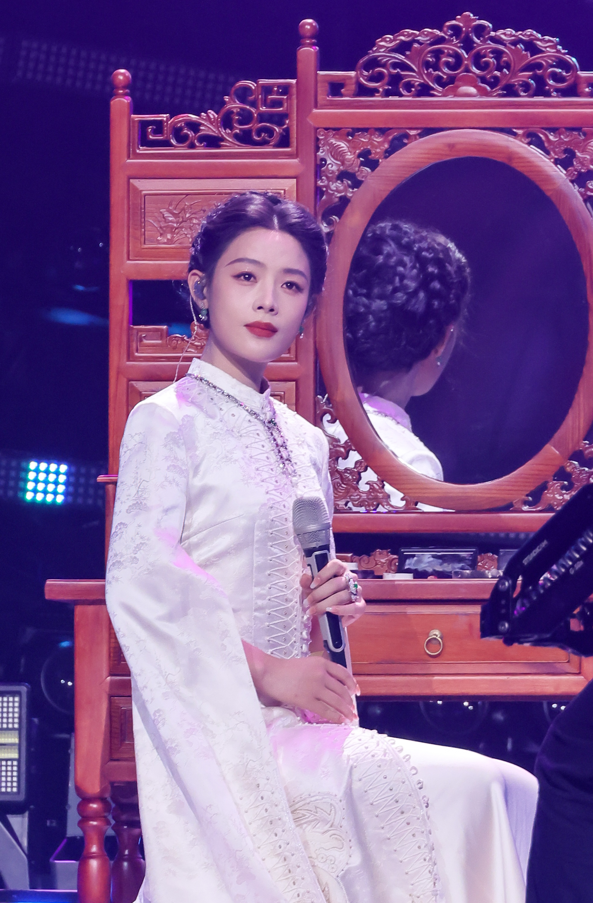 湾区升明月月圆喜相逢，2025大湾区电影音乐晚会陈丽君演绎《戏》。