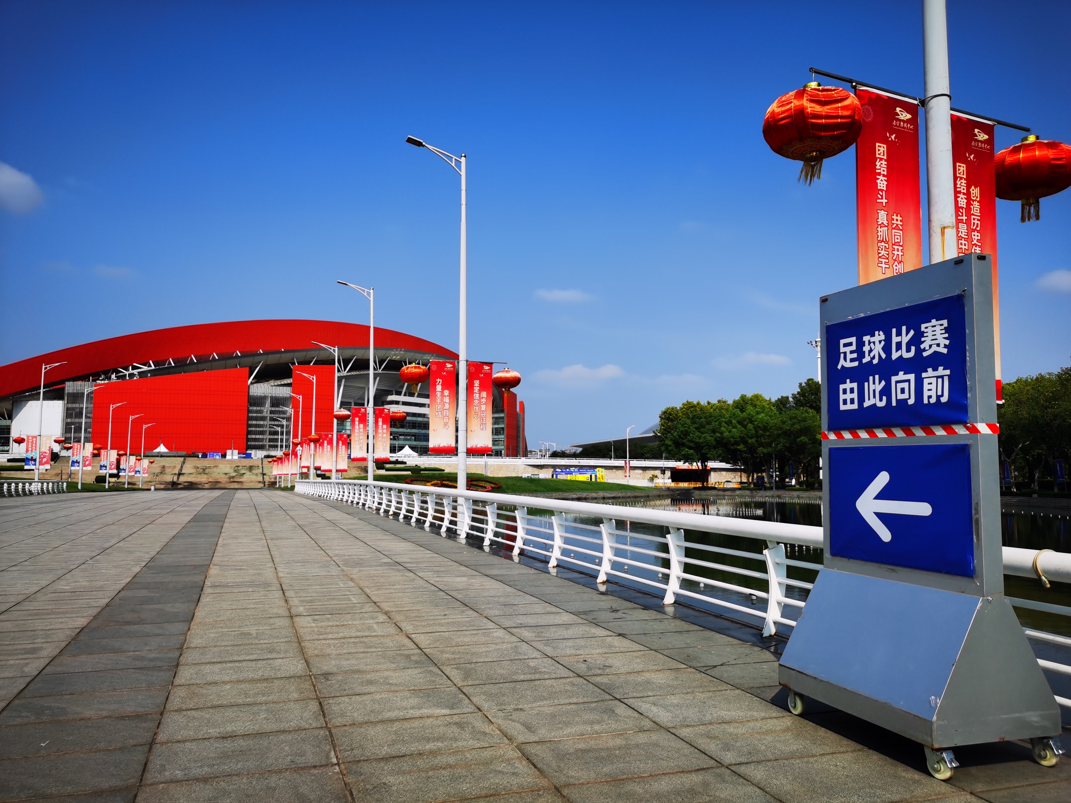 680余人次值守、超1万个车位供给!南京城管细致保障,让苏超南京主场 “畅” 且 “靓”