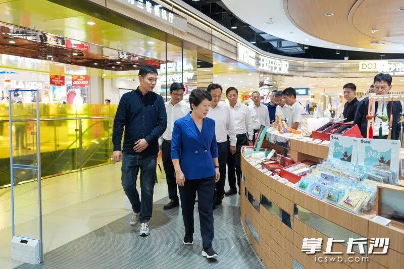 吴桂英走进市内免税店调研运行保障、消费带动及安全管理工作。