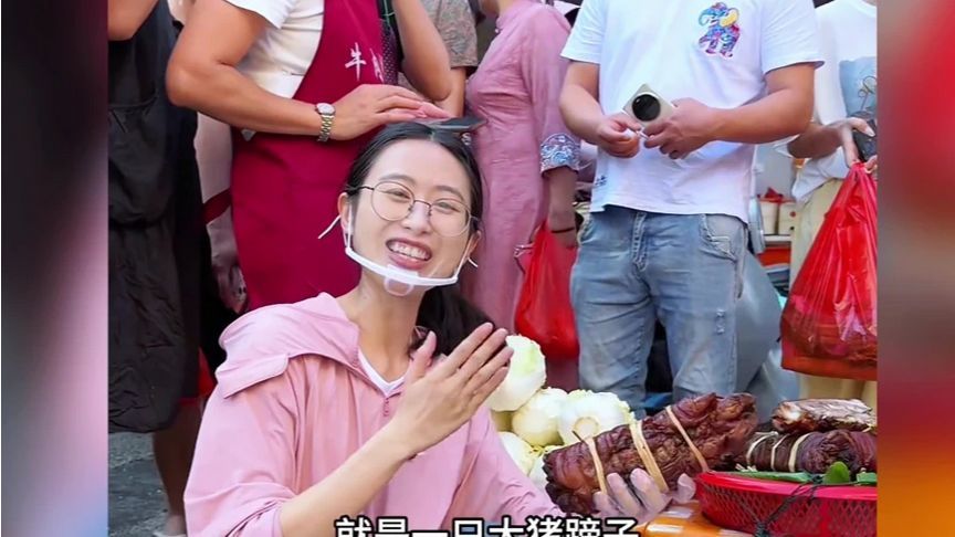 白菜摆摊卖无骨猪蹄，生意好到爆，看看能赚多少钱？太香了这猪蹄