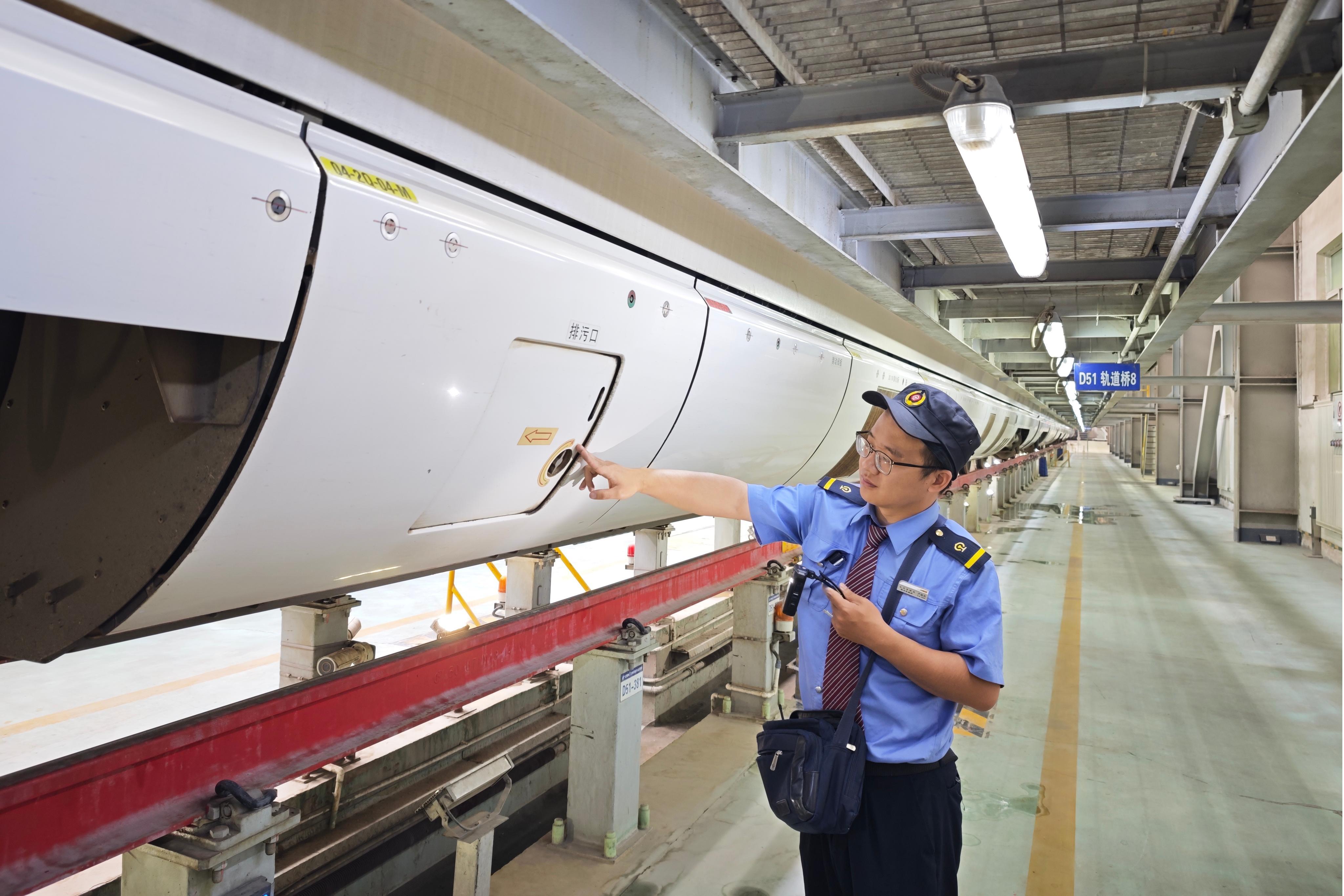 兰州局集团公司兰州车辆段机械师卢国庆