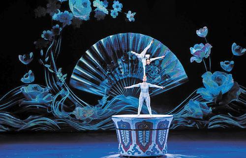 9月28日，“为人民绽放——国家艺术基金优秀杂技节目展演”在吴桥江湖大剧院举行。图为四川省遂宁市杂技团的演员们在表演《熠熠生辉——顶碗》。 本报记者 李东宇摄